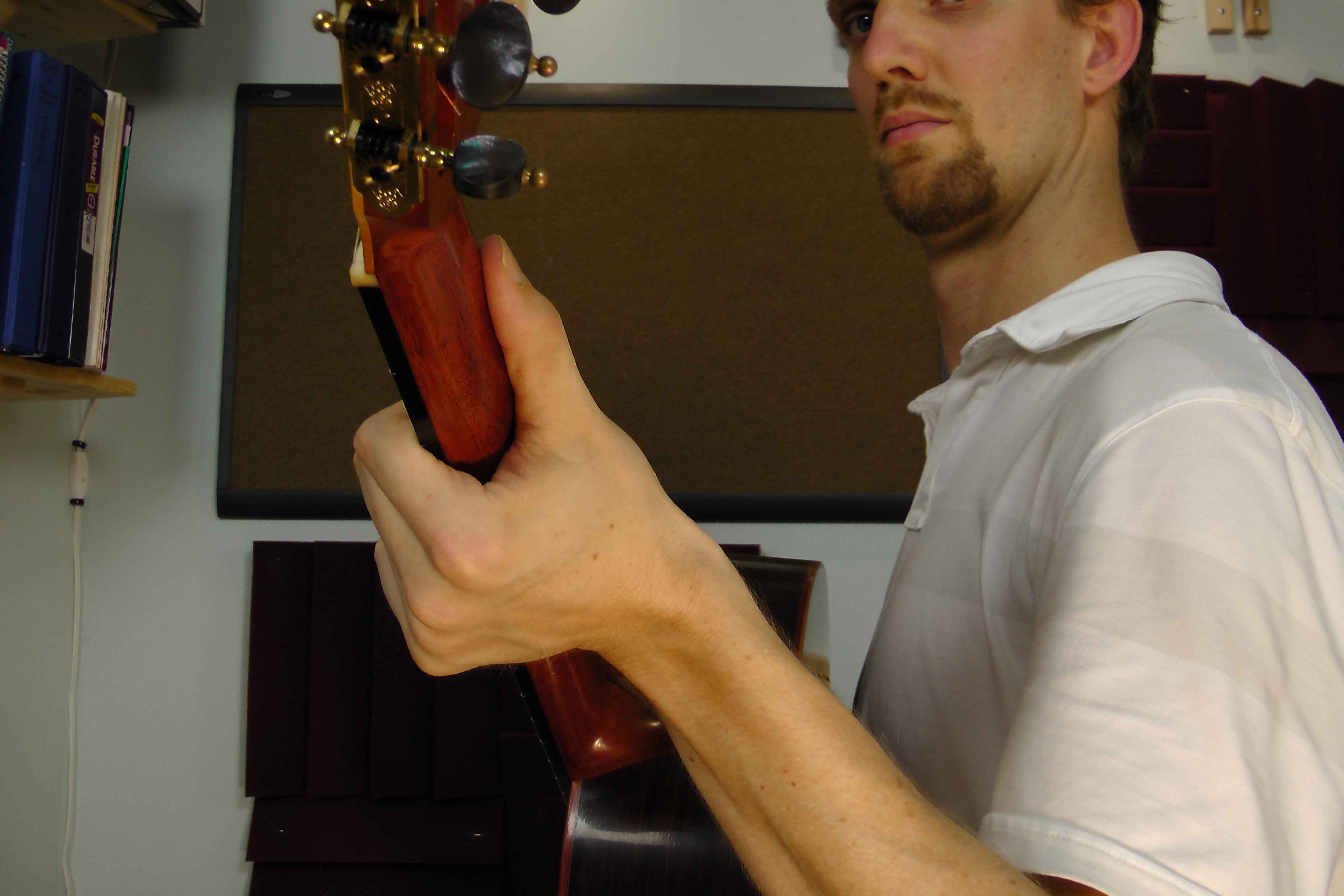 What is the correct left hand position on guitar? Sage Music